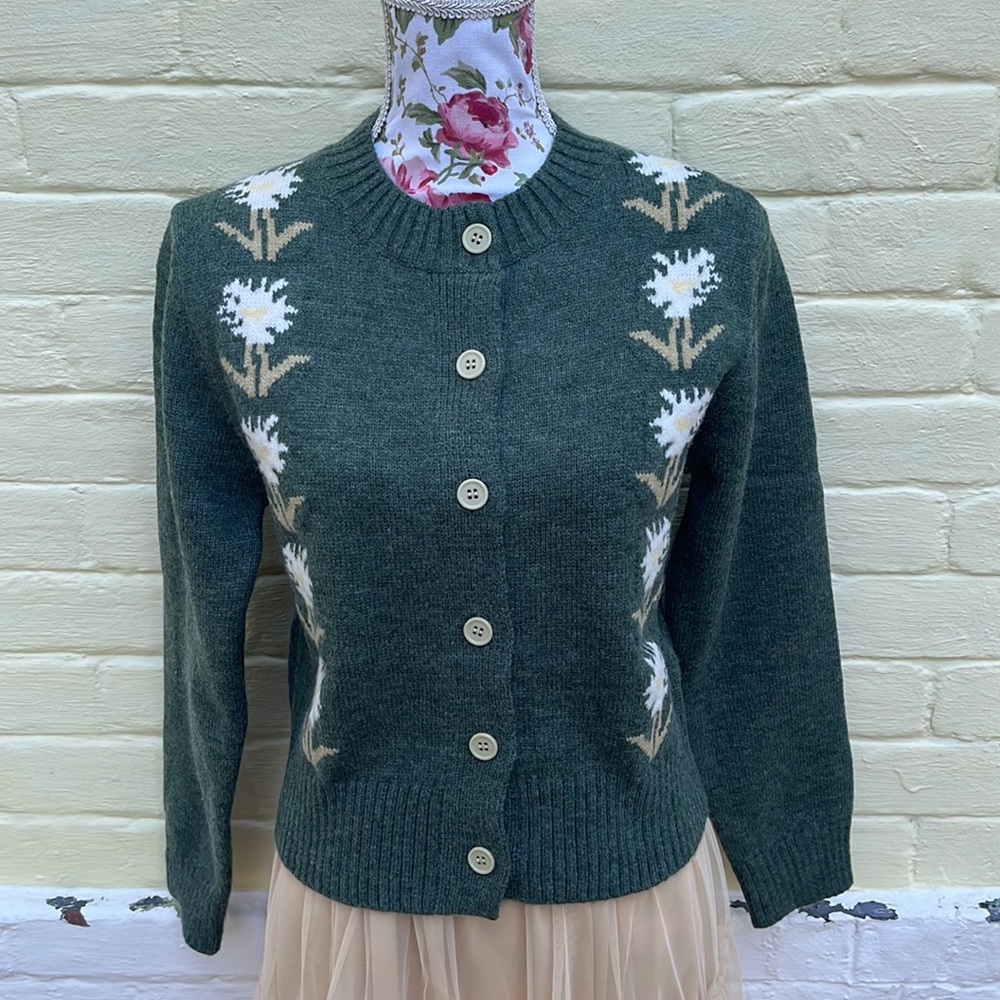 Lovely Green Embroidered Flower Detailed Button Front Cropped Cardigan - Picture 16 of 17